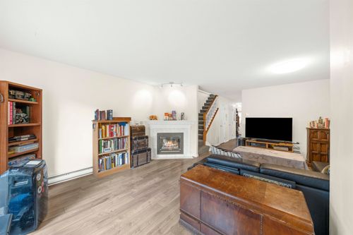 2-910 W 16th St, North Vancouver City, BC, V7P1R3 | Card Image