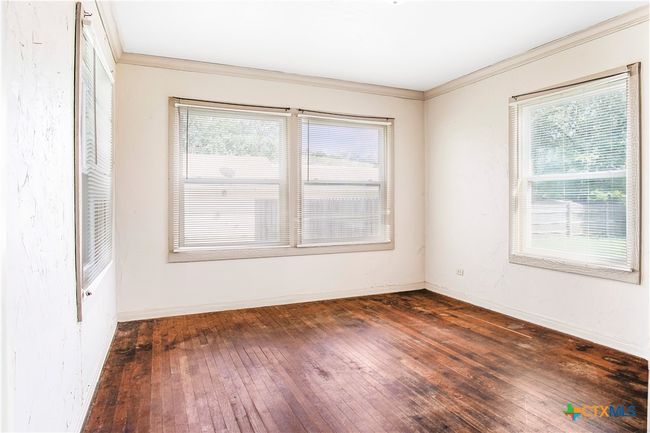 704 Maple St, House other with 2 bedrooms, 1 bathrooms and null parking in Yoakum TX | Image 9