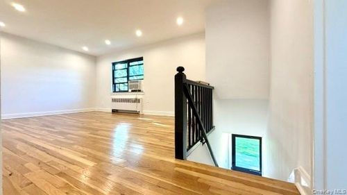a2-220-26 73rd Ave, Oakland Gardens, NY, 11364-2624 | Card Image