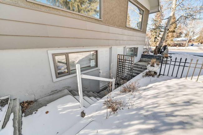 303 38 Street Sw, Home with 3 bedrooms, 2 bathrooms and 3 parking in Calgary AB | Image 4