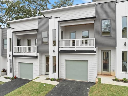 372 Forrest Ave, Gainesville, GA, 30501-3225 | Card Image