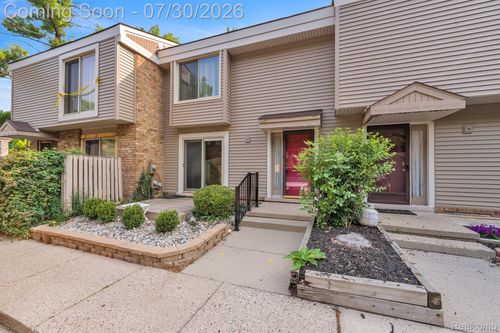 1424 Oakbrook E, Rochester Hills, MI, 48307-1126 | Card Image