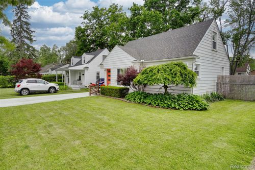 23069 Violet St, Farmington, MI, 48336-3380 | Card Image