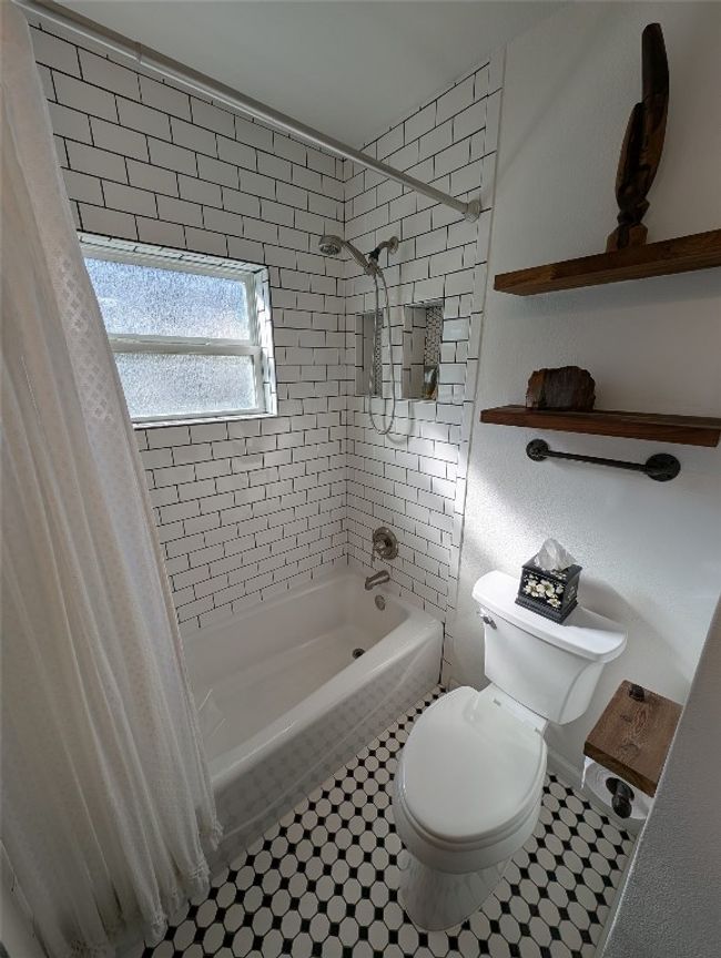 Full bathroom with toilet and shower / bath combination with curtain | Image 11