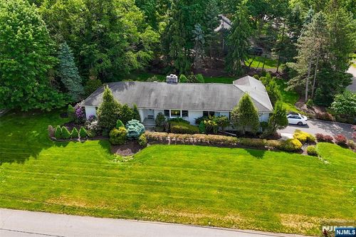 16 Feldstone Pl, West Caldwell, NJ, 07006-6505 | Card Image