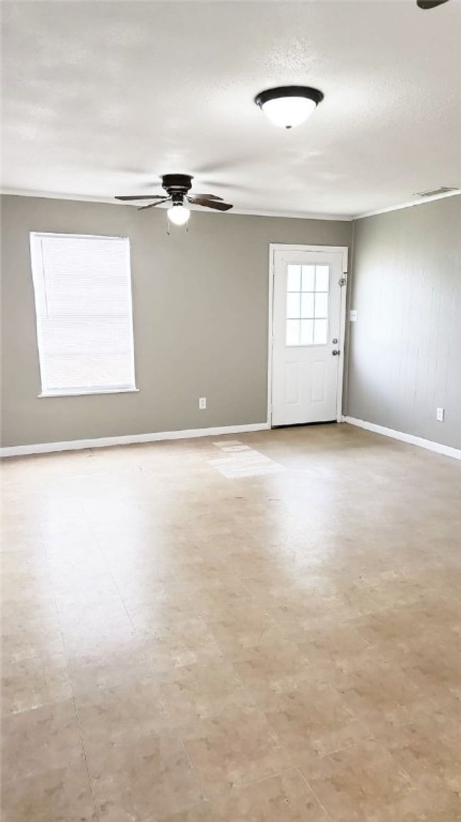201 W 3 Rd St, Home with 2 bedrooms, 1 bathrooms and 3 parking in Rockport TX | Image 4