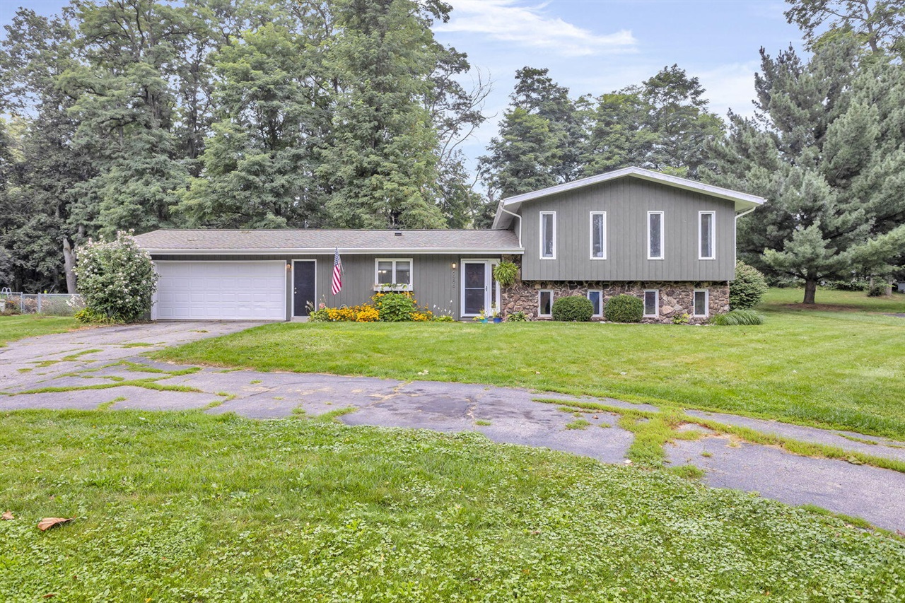 Surrey Ln, Jackson, MI 49201
