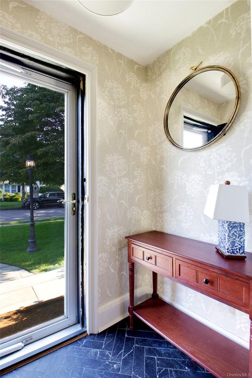 95 Chatham Pl, W Hempstead, NY, 11552-1709 | Card Image