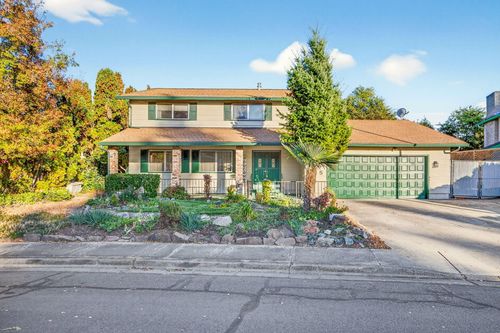 1065 Edwina Ave, Central Point, OR, 97502-2733 | Card Image