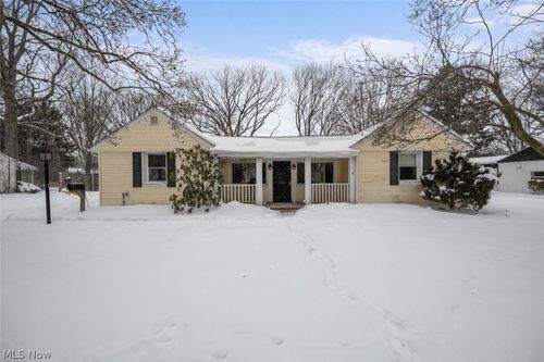 8224 Dartmoor Rd, Mentor, OH, 44060-7613 | Card Image