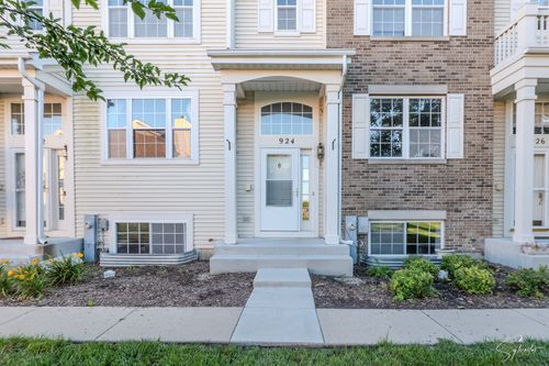 924 Clover Ln, Pingree Grove, IL, 60140-9117 | Card Image
