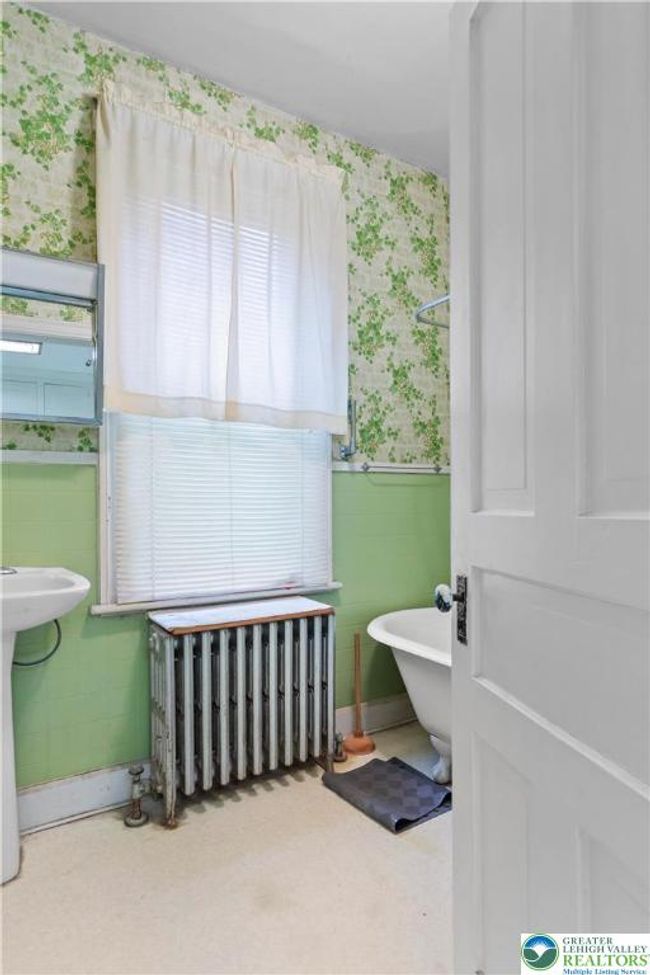 170 S Whitfield St, Home with 3 bedrooms, 2 bathrooms and 4 parking in Nazareth PA | Image 15