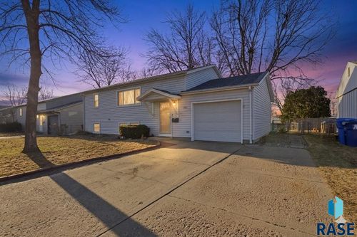 3921 E Claudette Dr Drive, Sioux Falls, SD, 57103-3826 | Card Image