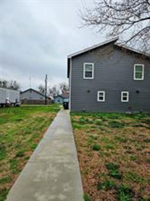 a-305 Anderson St, Smithville, TX, 78957-2271 | Card Image