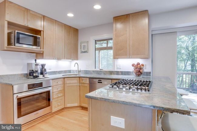8801 Aquary Ct, House other with 5 bedrooms, 4 bathrooms and null parking in SPRINGFIELD VA | Image 6