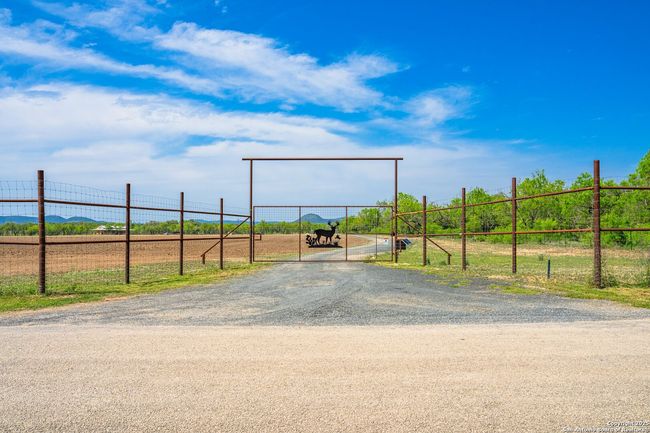 1065 B &Amp; R, Home with 3 bedrooms, 3 bathrooms and null parking in Utopia TX | Image 26
