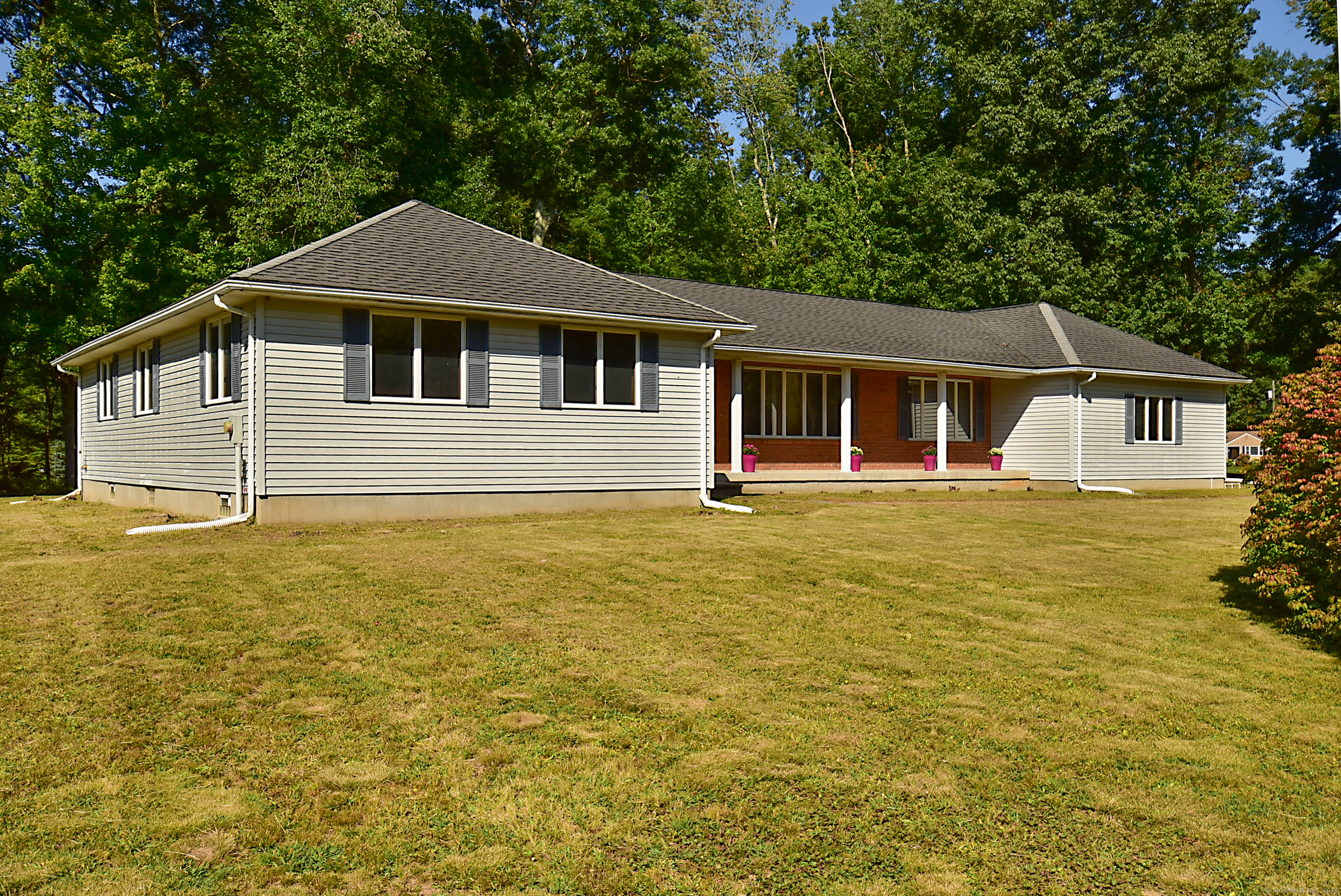Mcculloch Dr, Somers, CT 06071