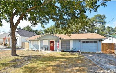 553 Scenic Dr, House other with 3 bedrooms, 1 bathrooms and null parking in Canyon Lake TX | Image 2