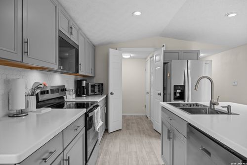 483 Wright Dr, Bandera, TX, 78003-3825 | Card Image
