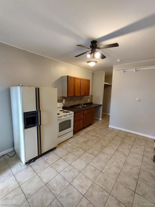 6-9410 Elizabeth Lake Rd, White Lake, MI, 48386-2423 | Card Image