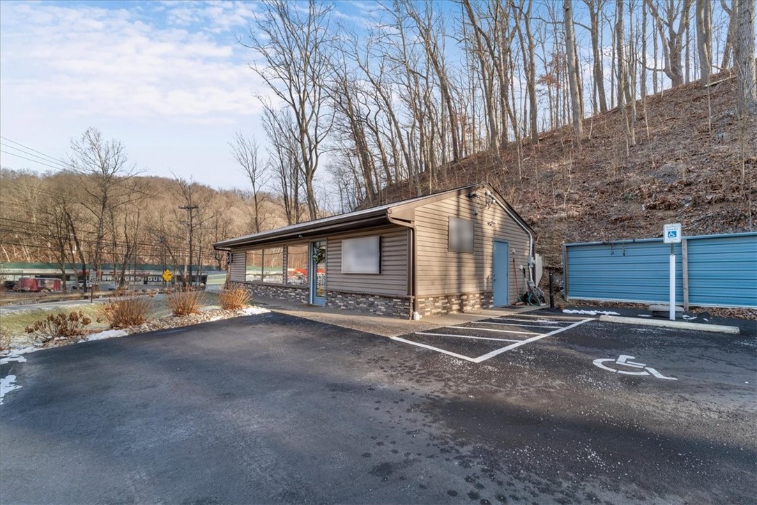 1290 Brodhead Rd, Coraopolis, PA 15108