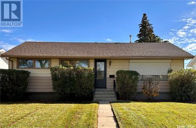 327 Central Ave S, House other with 4 bedrooms, 2 bathrooms and null parking in Swift Current SK | Image 1