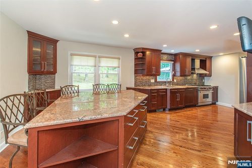 9 Aldom Cir, West Caldwell, NJ, 07006-7414 | Card Image