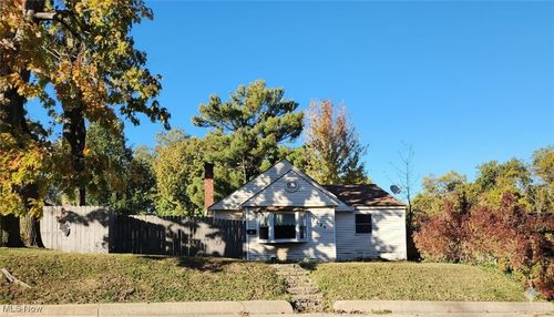 7889 Lake Shore Blvd, Mentor On The Lake, OH, 44060-2547 | Card Image