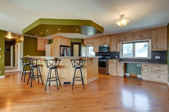 638 1 Street S, Home with 5 bedrooms, 2 bathrooms and 4 parking in Vulcan AB | Image 7