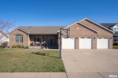922 W Scott St, Eldridge, IA, 52748-1154 | Card Image