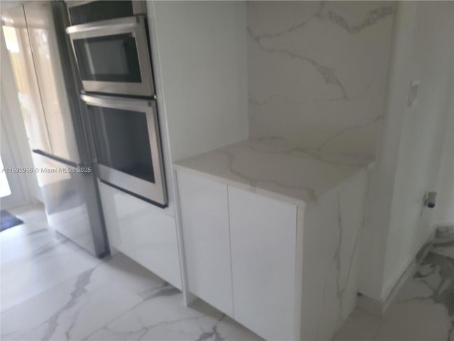 UNIT-103 - 300 E 4 Th St, Condo with 3 bedrooms, 2 bathrooms and null parking in Hialeah FL | Image 6