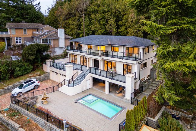 863 Younette Drive, House other with 7 bedrooms, 5 bathrooms and 4 parking in West Vancouver BC | Image 2