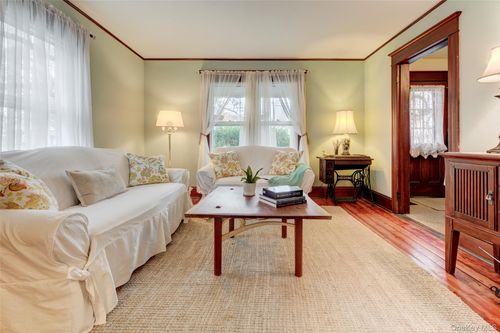 317 South St, Greenport, NY, 11944-1533 | Card Image