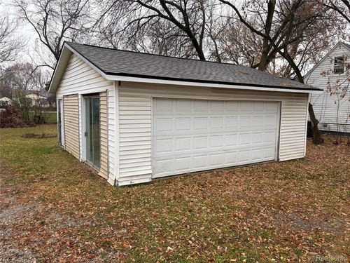 3208 Ludwig St, Burton, MI, 48529-1079 | Card Image