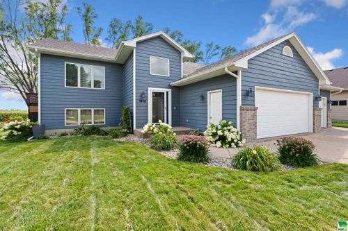 1910 Country Club Dr, Elk Point, SD, 57025-2189 | Card Image