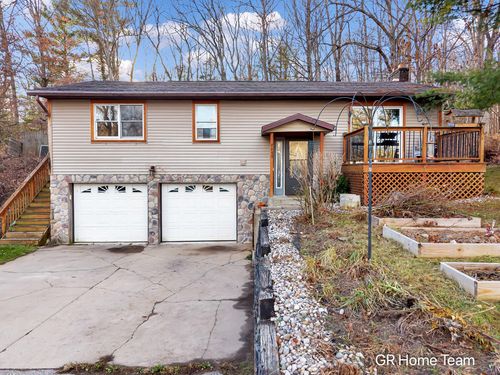 7649 Main St, Newaygo, MI, 49337-9210 | Card Image