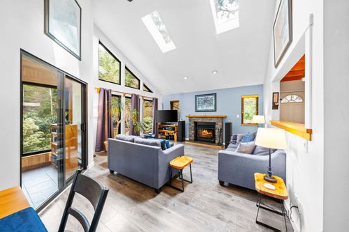 576 Cowan Rd, Bowen Island, BC, V0N1G2 | Card Image