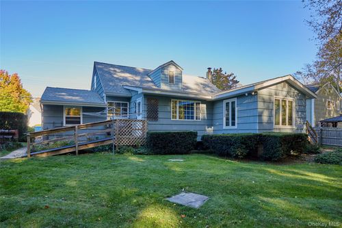 44 Morris Dr, Hyde Park, NY, 12538-2220 | Card Image