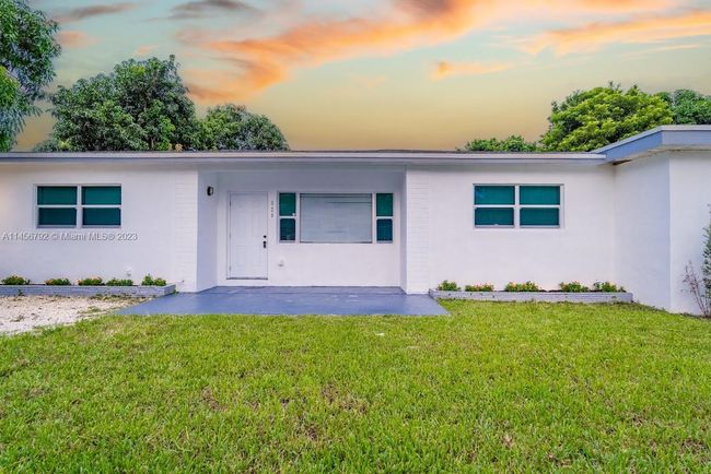 main - 320 Ne 160th St, House other with 3 bedrooms, 2 bathrooms and null parking in Miami FL | Image 21
