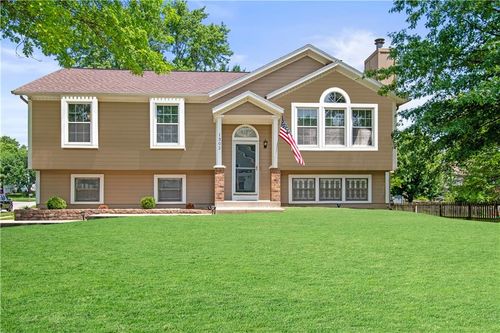 1302 Huntington Ln, Greenwood, MO, 64034-9340 | Card Image