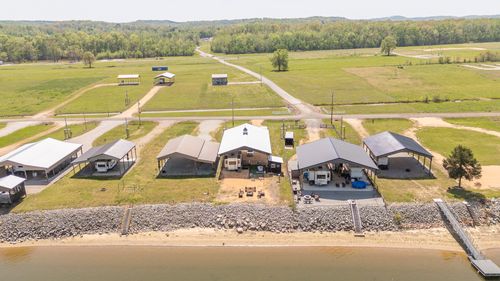 451 River Front Dr, Clifton, TN, 38425-2505 | Card Image