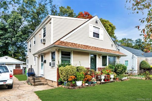 54 E 15th St, Huntingtn Sta, NY, 11746-2426 | Card Image