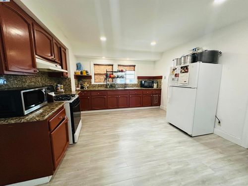 1301 60th Ave, Oakland, CA, 94621-3907 | Card Image