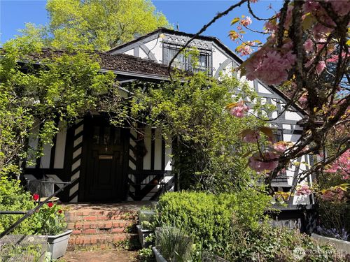 702 11th Ave Se, Olympia, WA, 98501-2477 | Card Image