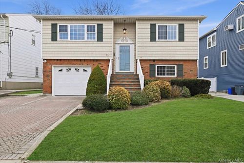 557 Southside Ave, Freeport, NY, 11520-4839 | Card Image