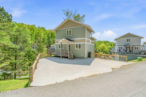 551 Deerwood Ln, La Follette, TN, 37766-6734 | Card Image