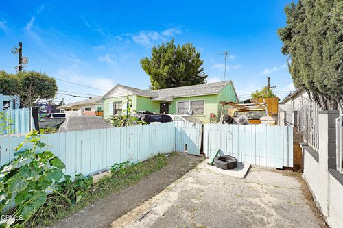 7227 Camellia Ave, North Hollywood, CA, 91605-3902 | Card Image