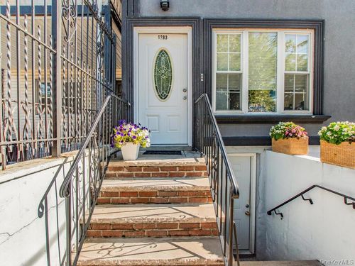 1283 E 223rd St, Bronx, NY, 10466-5860 | Card Image