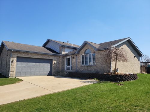 310 E Butler Ave, Grant Park, IL, 60940-5554 | Card Image
