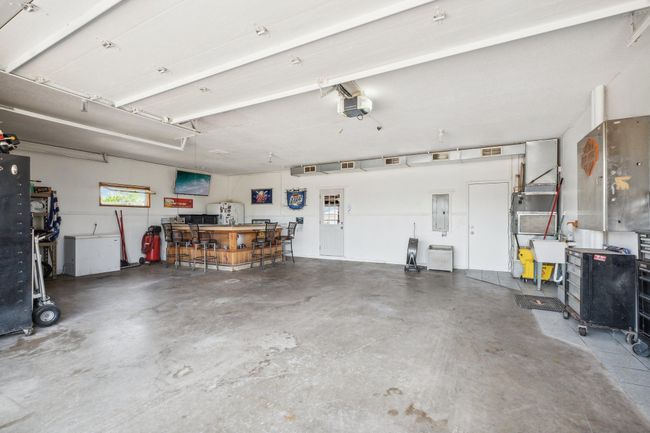 Expansive entertainment garage/shop | Image 51